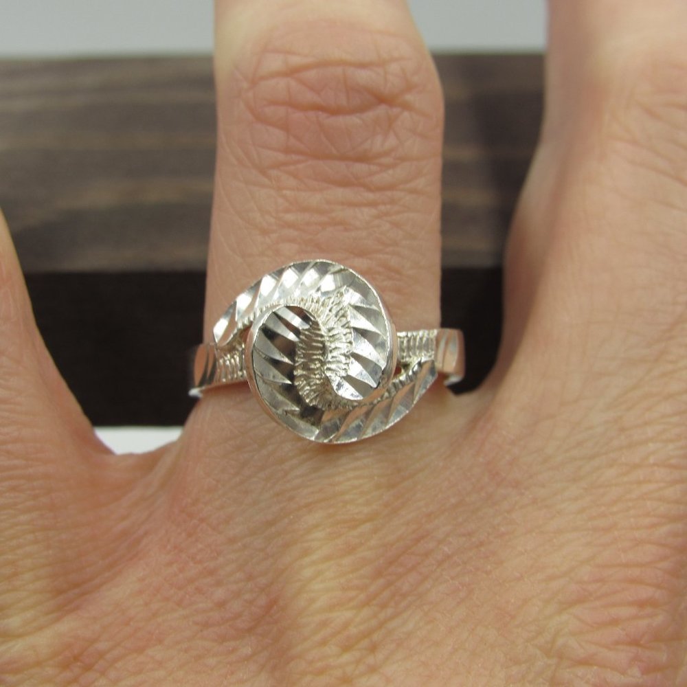 Size 8 Sterling Silver Unique Design Band Ring - Picture 3 of 7